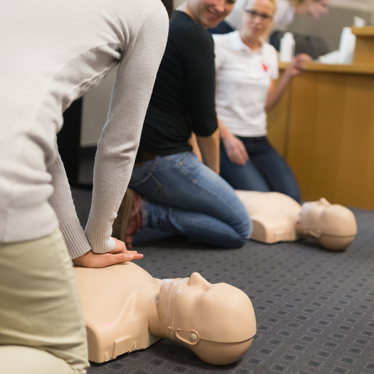 Paramedic teaching people how to perform CPR